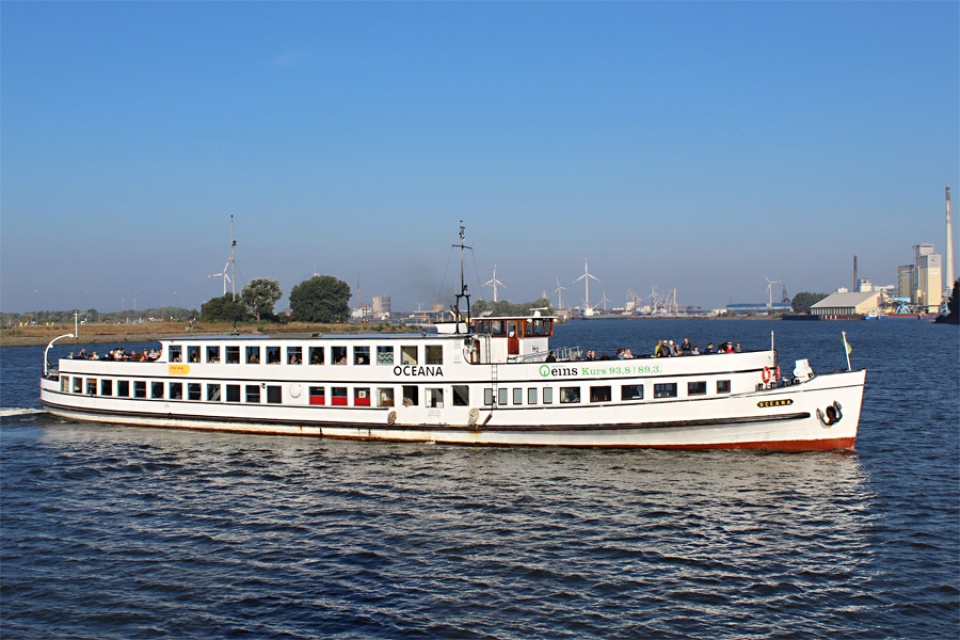 Das Schiff Oceana wendet während einer Weser- und Hafenrundfahrt auf der Weser 