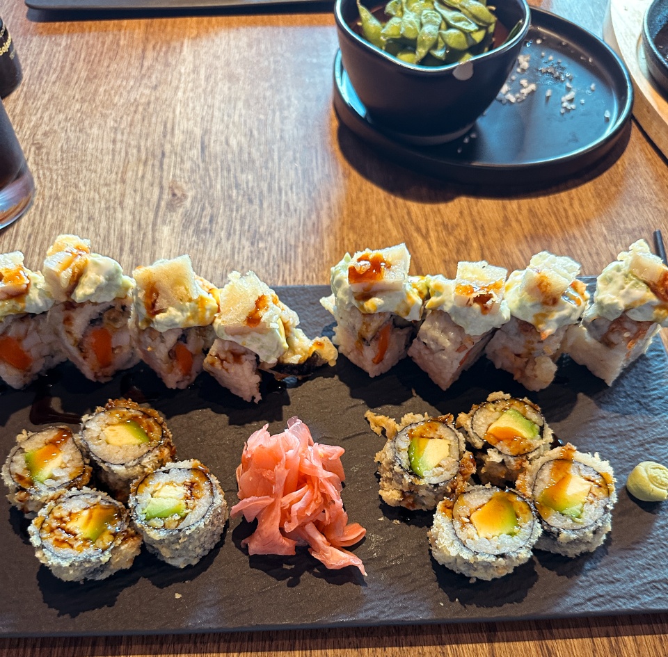 Sushi steht auf einem Tisch.