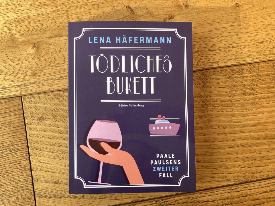 Ein Buch liegt auf einem Tisch.