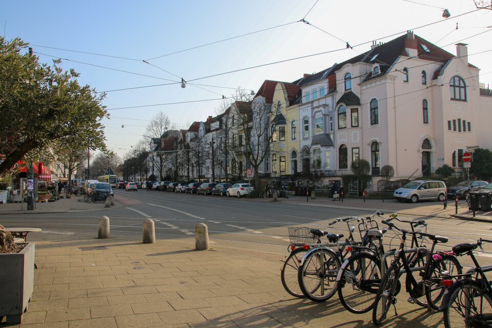 An einer Kreuzung stehen mehrere Fahrräder. Im Hintergrund sind Altbremer Häuser zu sehen. 