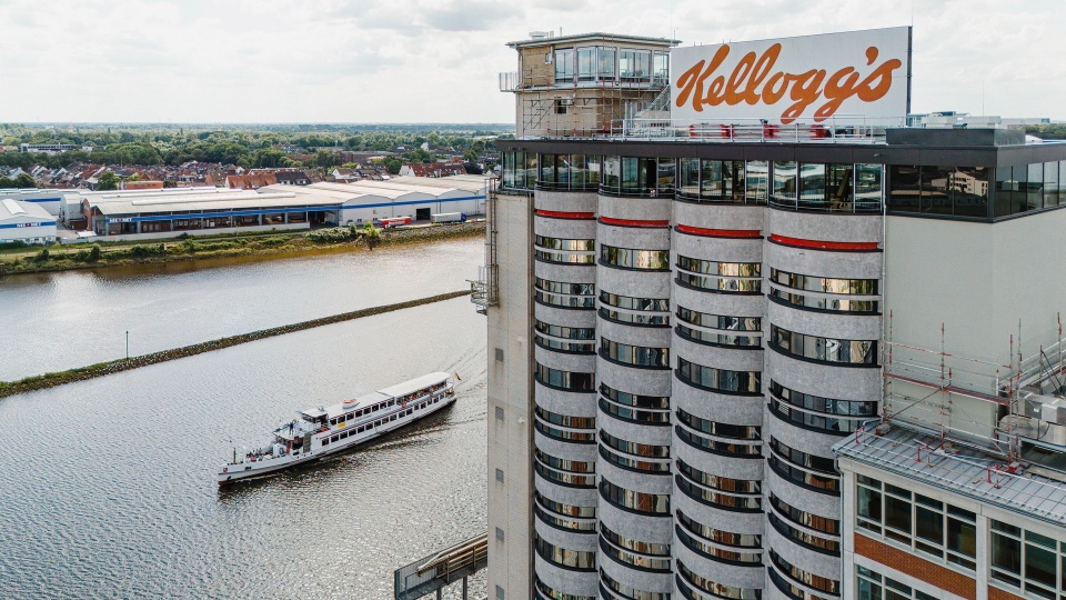 Das John und Will Silo-Hotel mit der Weser im Hintergrund