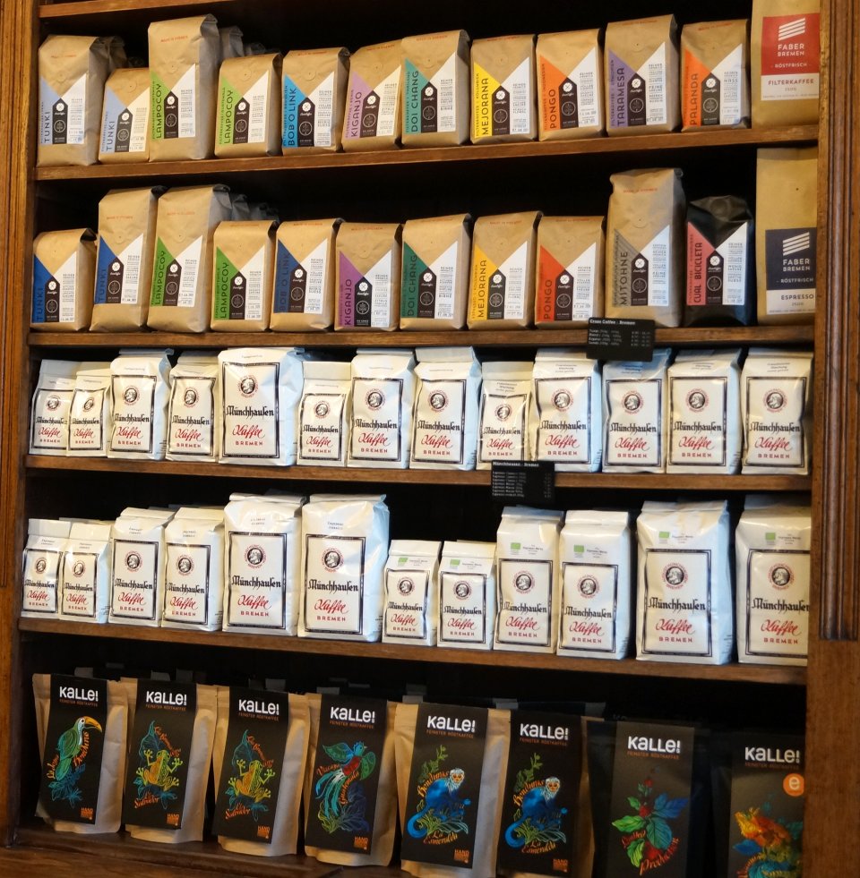 Verschiedene Kaffeesorten sind in einem Regal aufgestellt