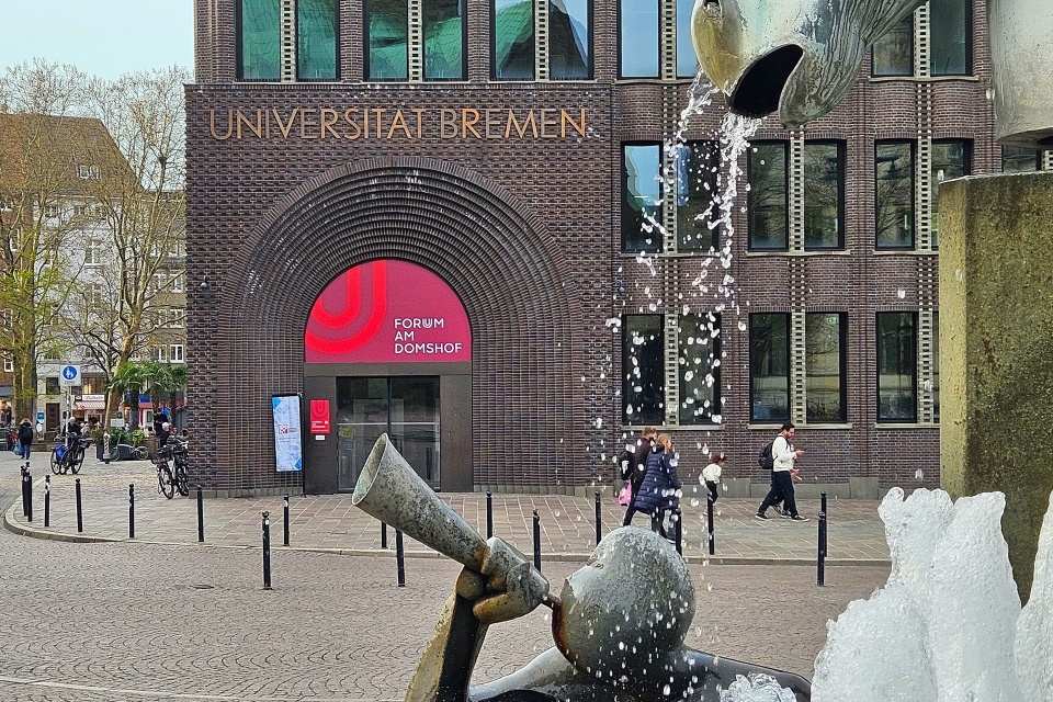 Ein Gebäude, Forum am Domshof, mit Blick auf die Kassenhalle