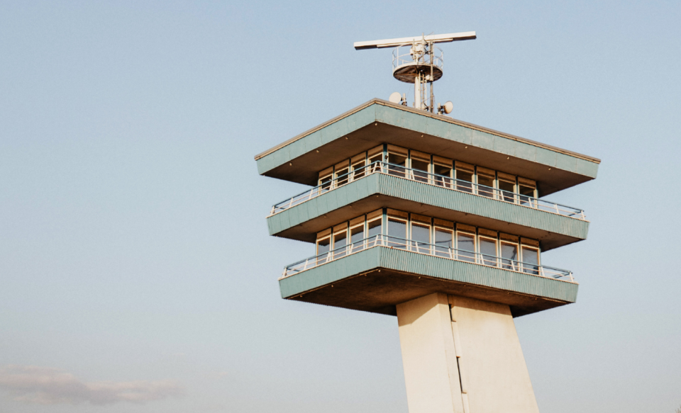 Turmgebäude vor blauem Himmel