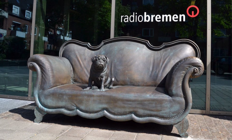 Das Bronze-Replik des Loriot Sofas inklusive des Mops vor dem Radio Bremen Gebäude.
