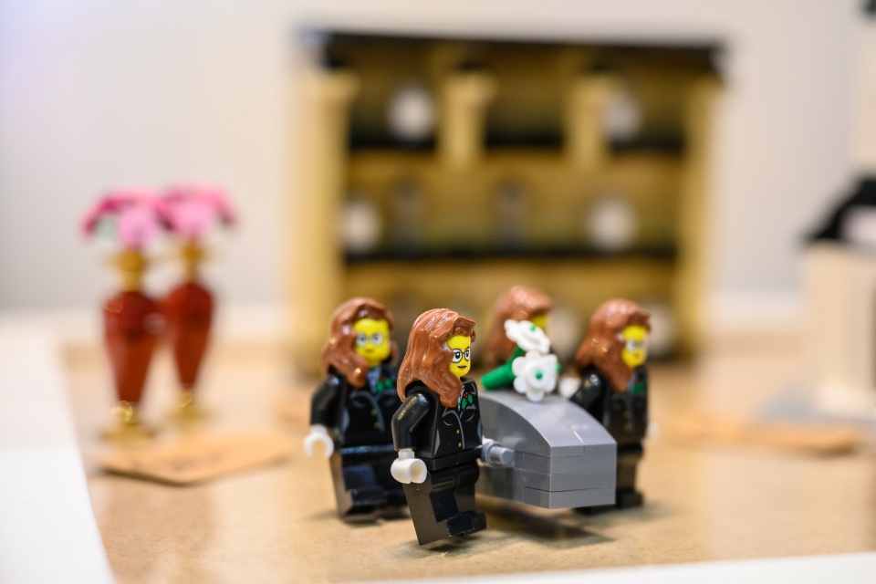 Legofiguren, die einen Sarg tragen