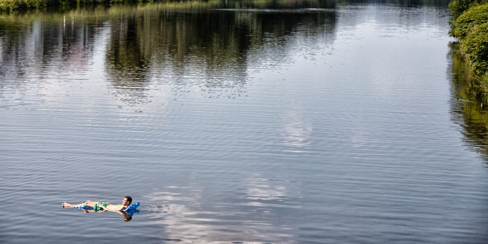 Mann auf einer Luftmatratze auf dem Werdersee