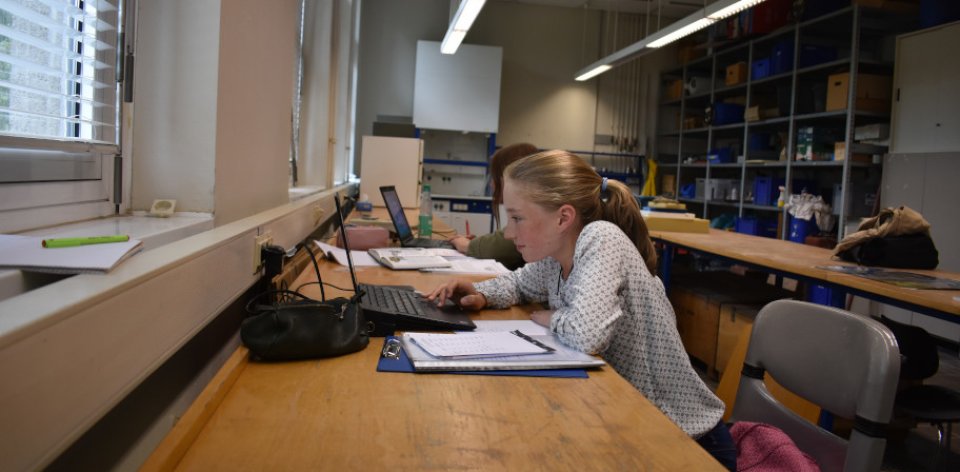 Zwei Schülerinnen arbeiten in einem Labor am Laptop