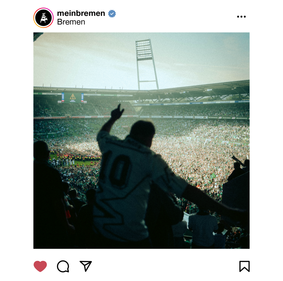 Das Foto zeigt das Bremer Weserstadion von innen und zig Fans, die auf den Rasen rennen. Im Vordergrund ist ein Mann im Trikot von hinten zu sehen - er jubelt.