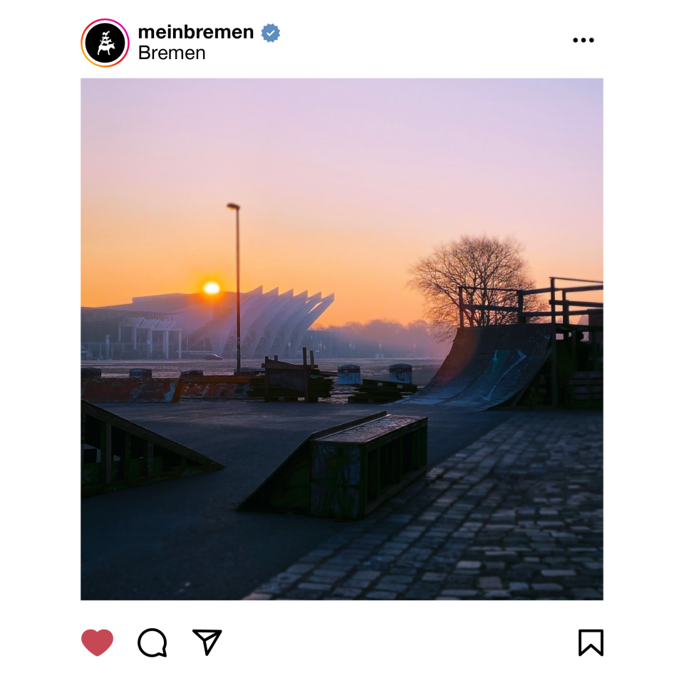 Das Foto zeigt einen kleinen Skatepark im Bremer Stadtteil Findorff. Im Hintergrund sind die Gebäude des Messegeländes zu sehen, über denen gerade die Sonne aufgeht.