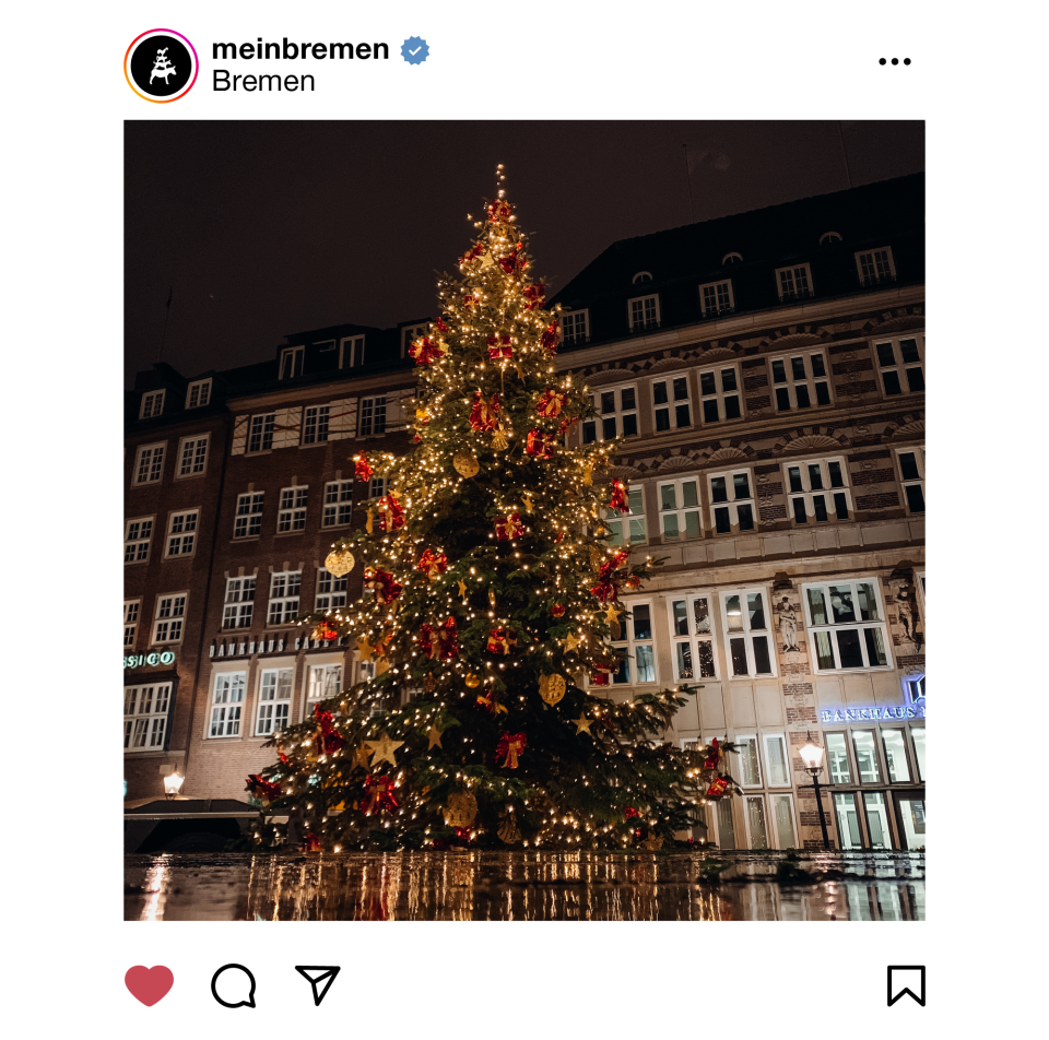 Ein beleuchteter Weihnachtsbaum steht auf dem Bremer Marktplatz.