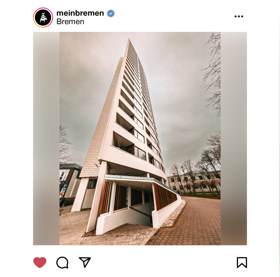 Ein Hochhaus ragt in den Himmel.