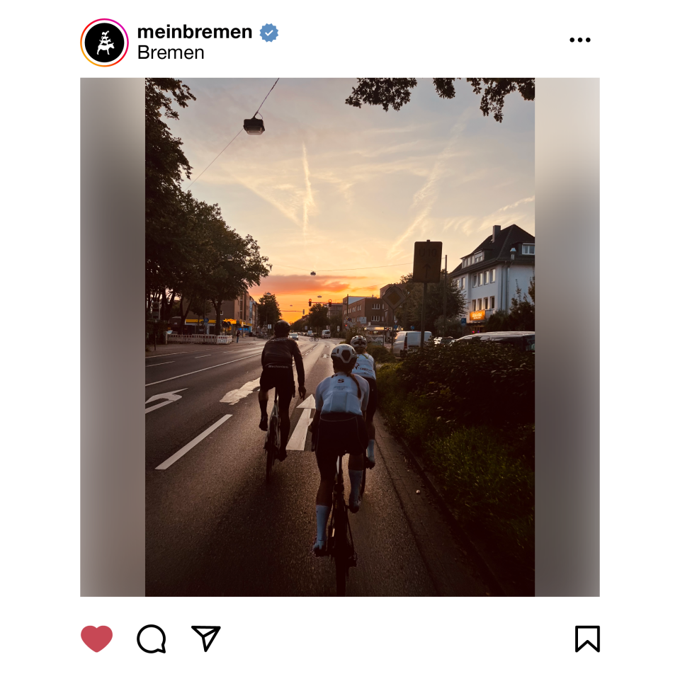 Radfahrer fahren in den Sonnenuntergang.