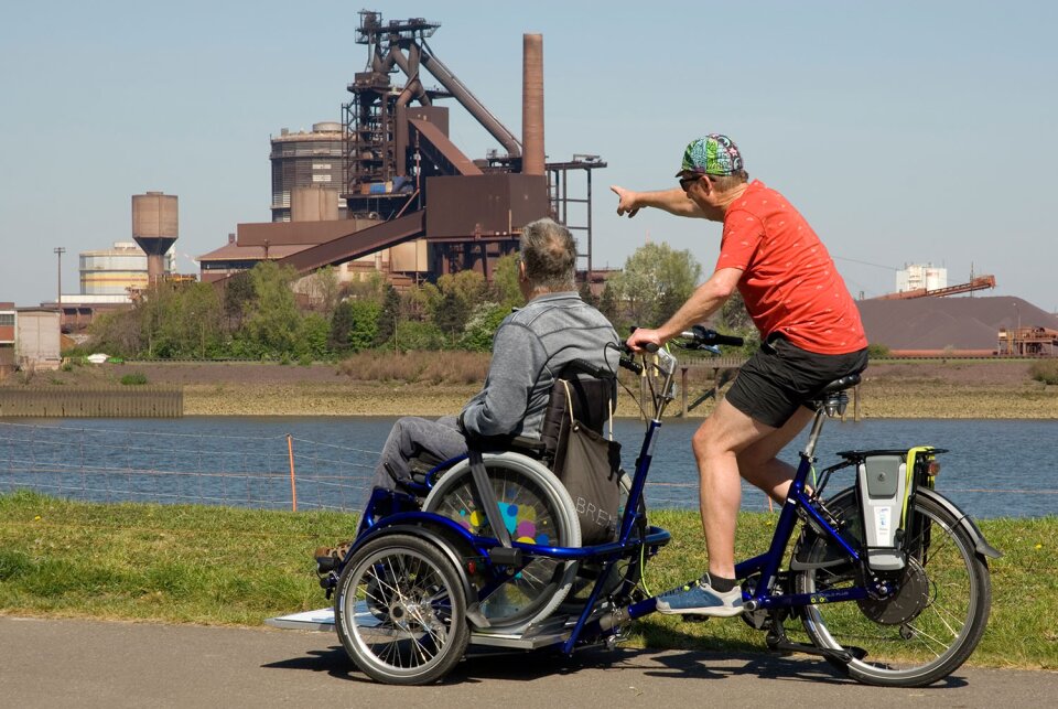 Mit dem Spezialrad Pedder VeloPlus können zwei Personen zusammen fahren, eine davon im Rollstuhl.