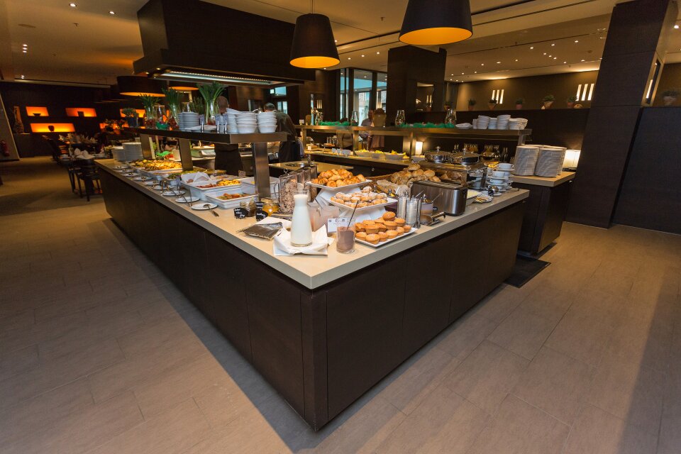 Zu sehen ist ein Früshtücksbuffet in einem Hotel