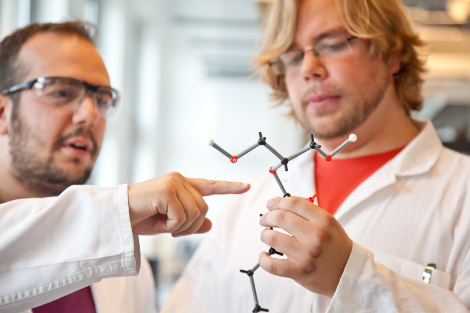 Zwei junge Forscher betrachten ein Molekül-Modell; Quelle: WFB/Jens Lehmkühler