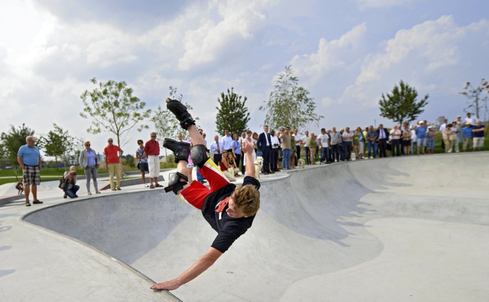 Ein Skater macht Stunts im Skatepark der Überseestadt vor zahlreichen Zuschauer*innen