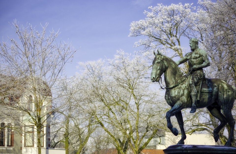 Das Kaiser-Friedrich-Denkmal in Schwachhausen zeigt Ross und Reiter vor verschneiten Baumwipfeln