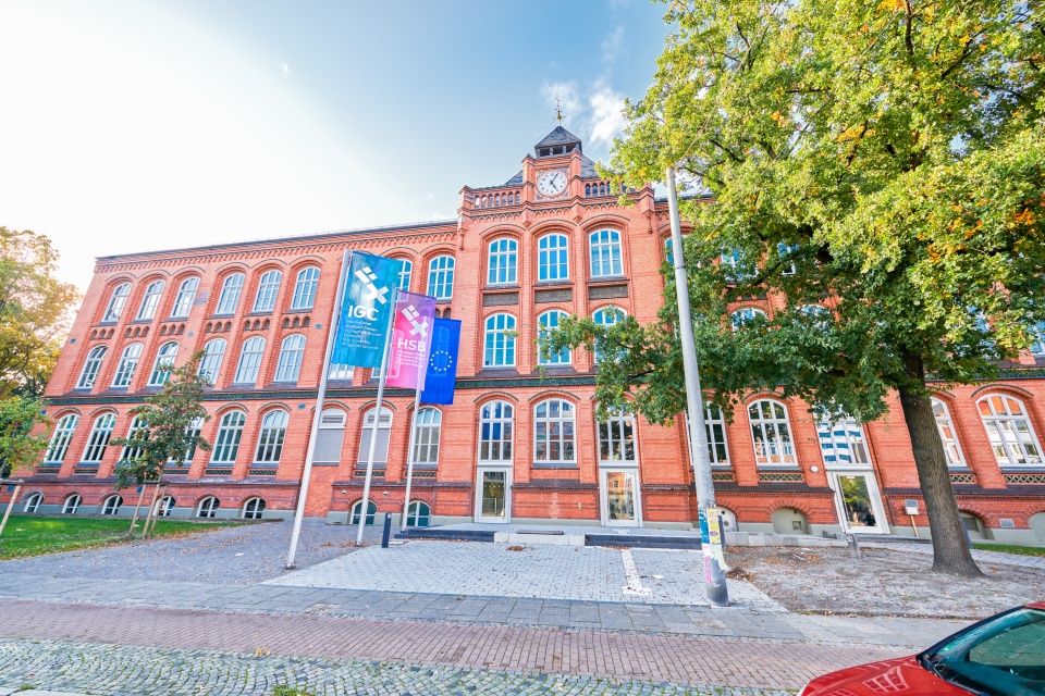 Man sieht das Gebäude der Hochschule Bremen.