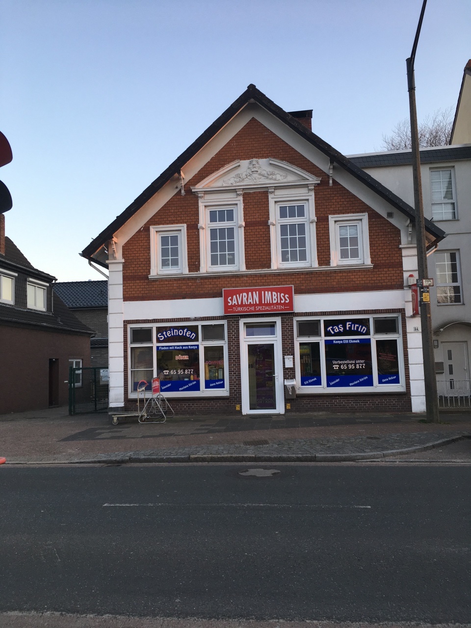 Zu sehen ist die Außenfassade des Restaurants Savran in Bremen-Aumund-Hammersbeck.