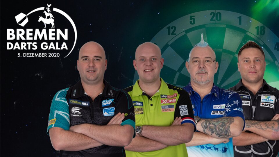 Vier Männer schauen mit verschränkten Armen in die Kamera, im Hintergrund ist eine Dartscheibe zu sehen und die ein Schriftzug mit der Ankündigung zur Bremen Darts Gala.