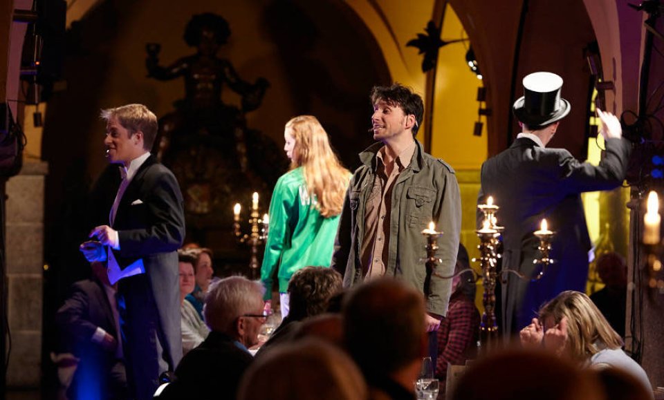 Die Schauspieler sind mitten in einer Szene von "Nachts in Bremen".
