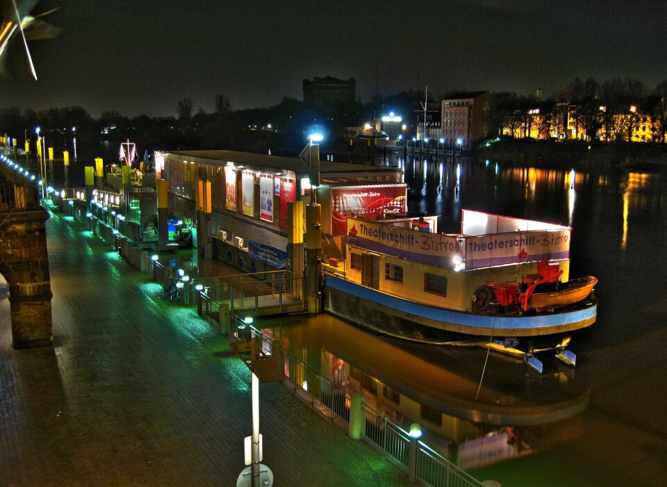 Zu sehen ist das Theaterschiff Bremen bei Nacht. 